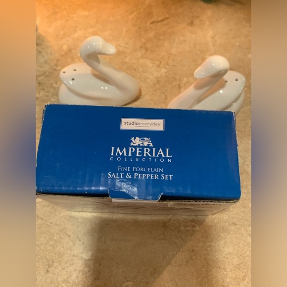 IMPERIAL COLLECTION FINE PORCELAIN SALT & PEPPER SET NIB - Picture 8 of 8